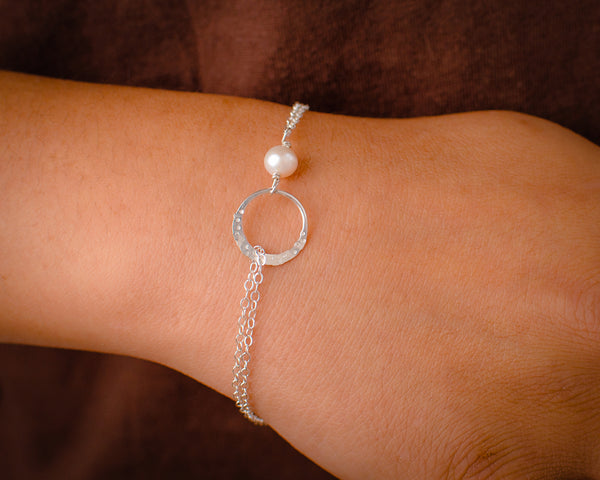 justine friendship bracelet • family now