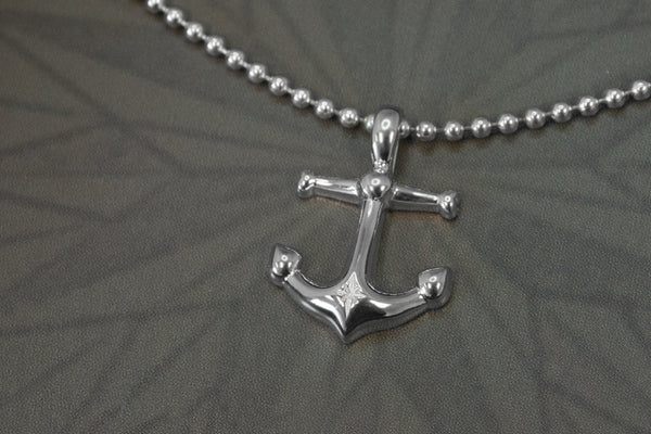 close up view of amazing detail on the anchor pendant